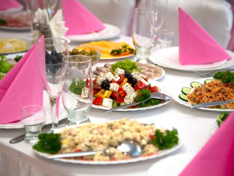 Toyda 5 nəfər paytaxt salatından zəhərləndi - AÇIQLAMA