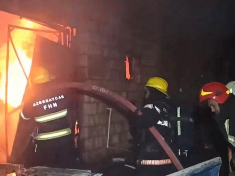 Bakıda taxta sexi yandı