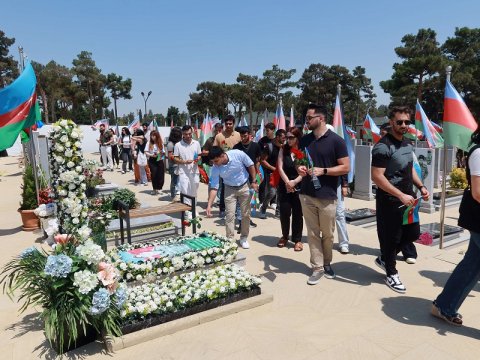 Diaspor Gəncləri Fəxri xiyabanı və Şəhidlər xiyabanını ziyarət edib