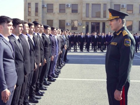 Vilayət Eyvazov sıra baxışı keçirdi