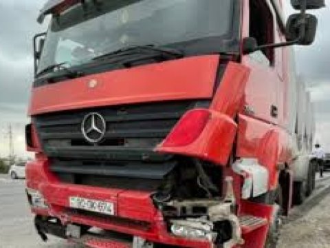 Minik maşını yük avtomobilinə çırpıldı - Ölən var