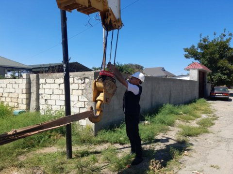 Təhlükəli avtokranın istismarı dayandırıldı -&nbsp;VİDEO