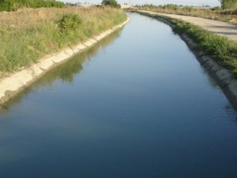 Motosiklet su kanalına düşdü - Sürücü xəsarət aldı