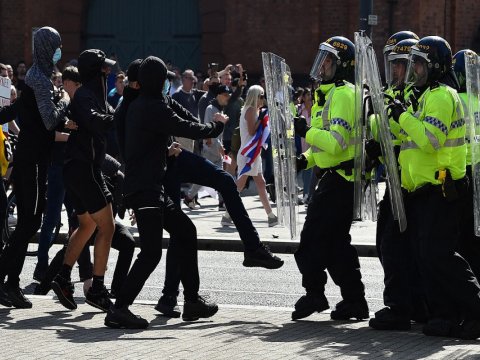 Böyük Britaniyada iğtişaşlar - Onlarla insan saxlanıldı