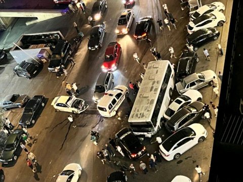 Bakıda ağır qəza: Avtobus 10-dan çox maşına çırpıldı