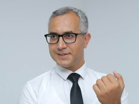 Təhsil eksperti seçki yarışını tərk etdi