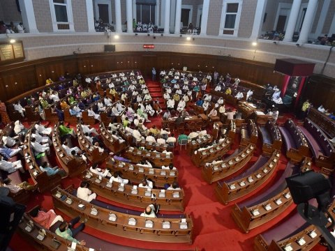 Banqladeş parlamenti BURAXILIB