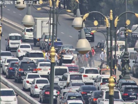 Heydər Əliyev prospektində maşın tüstülədi, tıxac yarandı