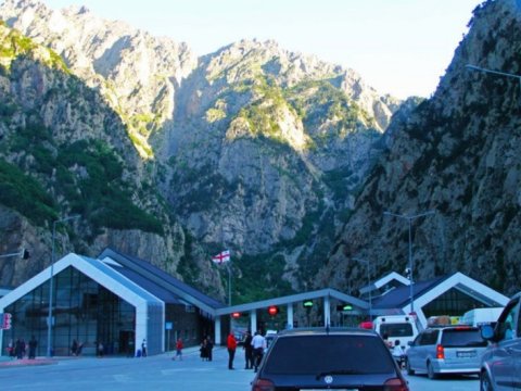 Gürcüstan-Rusiya sərhədində 4800-dən çox yük maşını GÖZLƏYİR