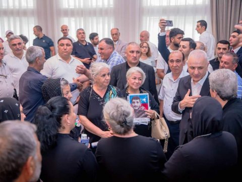 Ülvi Quliyev seçkiqabağı təşviqata şəhid ailələri və qazilərlə görüşərək başladı
