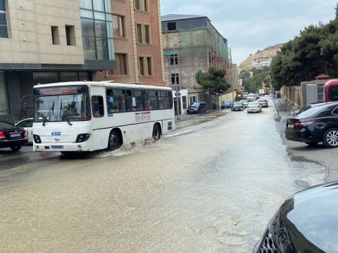Badamdarda su borusu partladı, küçəni su basdı - VİDEO