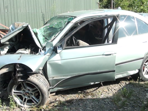 BMW ağaca çırpıldı, sürücü öldü