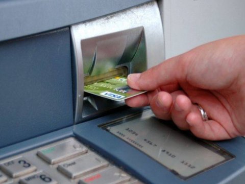 73 yaşlı kişini aldadıb pulunu oğlurladı