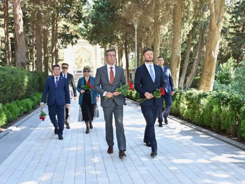 Qazaxıstan Senatının üzvləri Fəxri və Şəhidlər xiyabanlarında