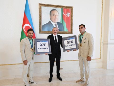 Hidayətlə Zelimdən Prezidentə hədiyyə&nbsp;- FOTO