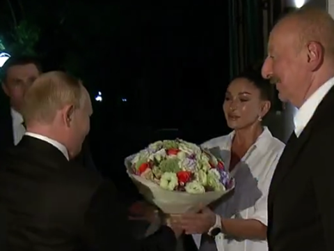 İlham Əliyevlə xanımı Putini belə qarşıladılar - VİDEO