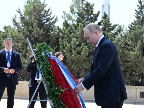 Putin Fəxri və Şəhidlər Xiyabanlarında - VİDEO