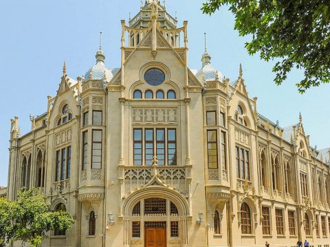 Tarixi binaların görüntülərini pozan reklamlar yığışdırılır