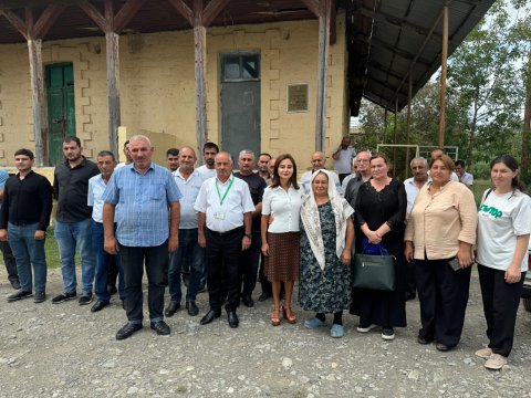 Əminə Ağazadə seçicilərilə bir arada