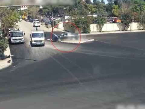 Bakıda avtomobil işıqfora çırpıldı - VİDEO