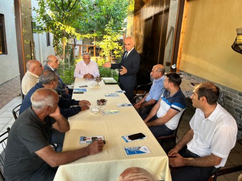 Ceyhun Məmmədov Qobustanda məskunlaşan seçicilərlə bir arada