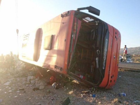 Pakistanlı zəvvarlar İranda qəzaya düşdü - 35 ölü, 15 yaralı