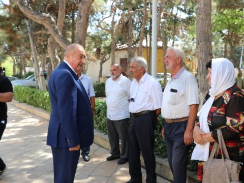 Eldar Quliyev Maştağa sakinləri ilə görüşdü - FOTO