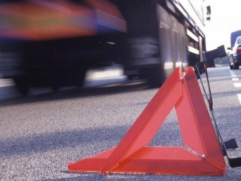 Bakıda yük maşını aşdı,&nbsp;minik maşını və motosiklet əzildi