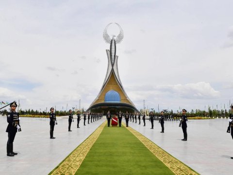 Prezident və ailəsi Daşkənddə Müstəqillik abidəsini ziyarət etdilər