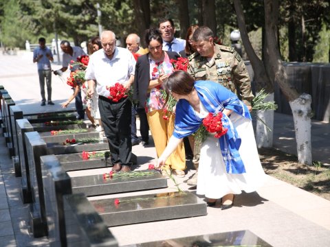 Deputatlığa namizəd şəhidlərimizi ehtiramla ziyarət etdi - FOTO