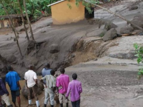 Torpaq sürüşməsi 10 nəfərin həyatına son qoydu