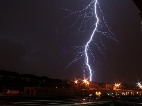 Məktəbə ildırım düşdü, sinif otağı yandı - Rəsmi AÇIQLAMA