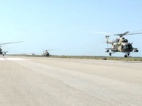 Helikopterlər şərti düşmənin yerüstü hədəflərini məhv etdilər - VİDEO