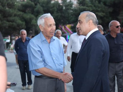 Azay Quliyev 8-ci mikrorayonda məhəllə görüşləri keçirdi