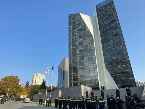 Nazirliyin həyətində qadın meyiti AŞKARLANDI