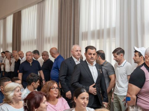 Yasamal sakinləri Ülvi Quliyevi&nbsp;izdihamlı qarşıladılar - VİDEO