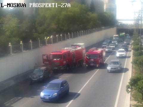 Bakıda yük maşını yandı, yolda tıxac yarandı