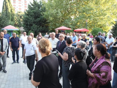 Azay Quliyevin məhəllə görüşləri davam edir, 7-ci mikrorayonda coşqulu qarşılanma