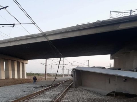 Yük avtomobili körpüdən aşaraq dəmir yolu xəttinin üzərinə düşdü