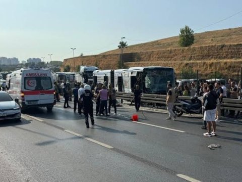 İstanbulda metrobus qəzaya uğradı