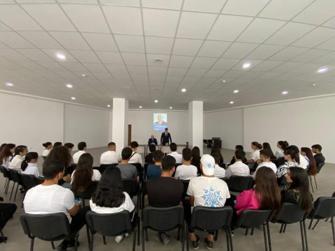 Əhliman Əmiraslanovun gənc seçicilərlə görüşü keçirilib