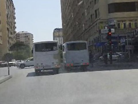 Qırmızı işığından keçən avtobus sürücüləri SAXLANILDI