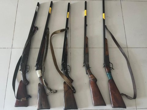 Sənədsiz silahlarını polisə&nbsp;təhvil verdilər