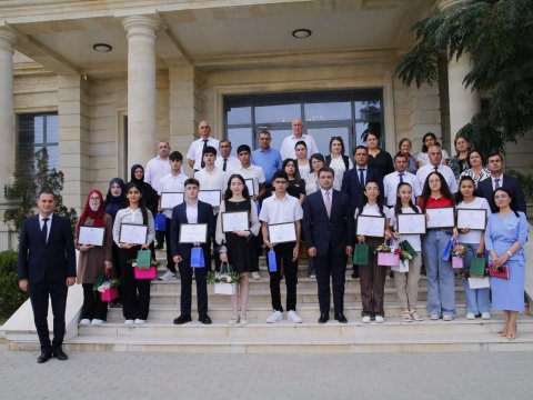 Neftçalada yüksək bal toplayan məzunlarla görüş - FOTO