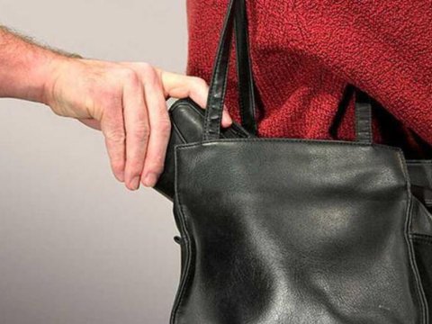 Bakıda qadının çantasından&nbsp;oğurluq edildi