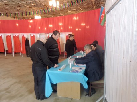 Məhbuslar səs verirlər