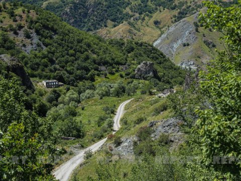Kəlbəcərdə maşın aşdı - Ölən var