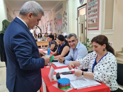 Fazil Mustafa səsvermədə...