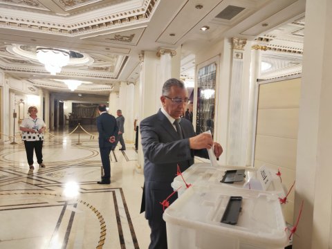 Eldar Əzizov səs verdi