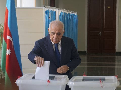 Baş nazir Əli Əsədov səs verdi